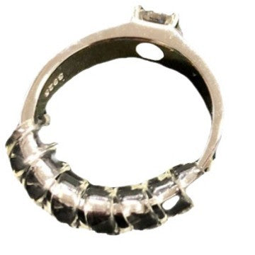 If the ring is too large, adjust the size of the ring opening, reduce the size of the ring, and change the invisible gasket to prevent it from falling off